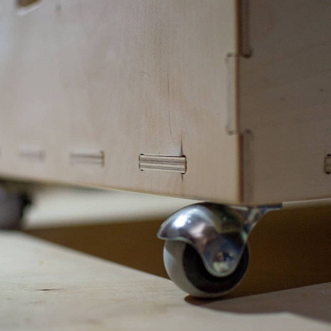 Gotowa szuflada pod łóżkiem: optymalne przechowywanie w małej sypialni.