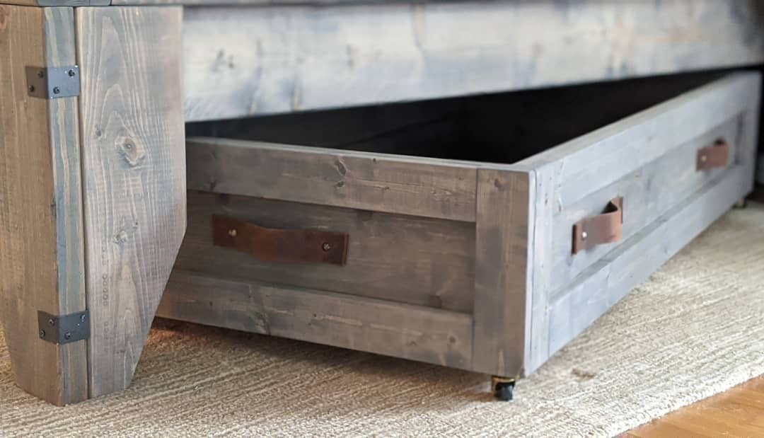 Gotowa drewniana szuflada pod łóżko DIY, oszczędzająca przestrzeń w małym mieszkaniu.