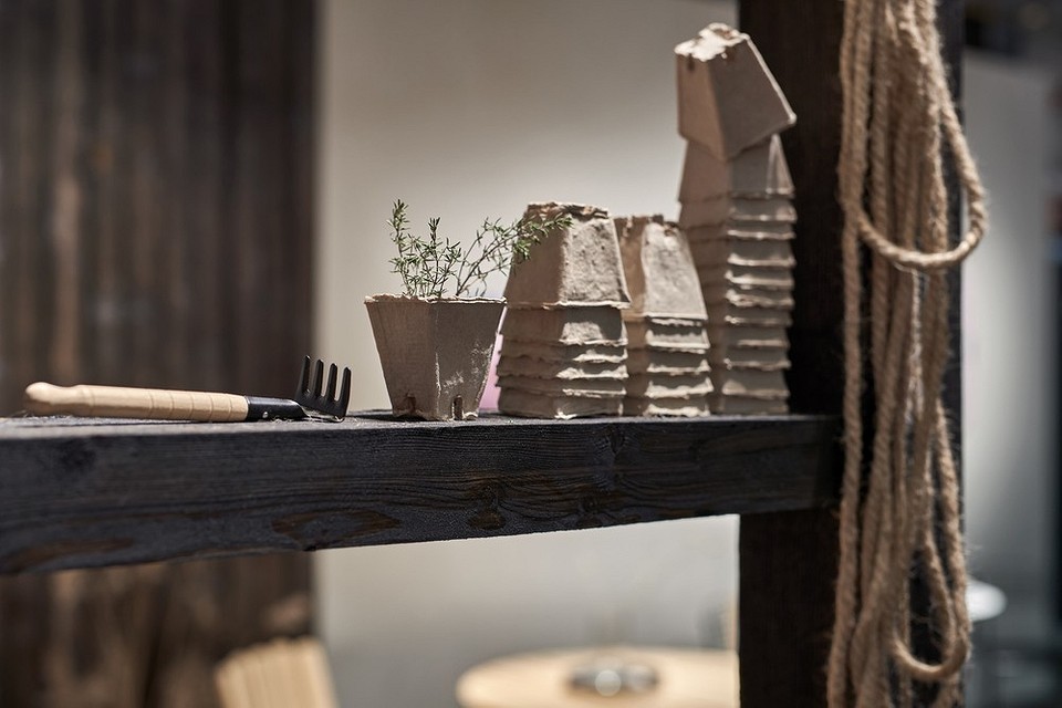 Schemat z wymiarami do samodzielnego wykonania regału na rozsady na parapecie.