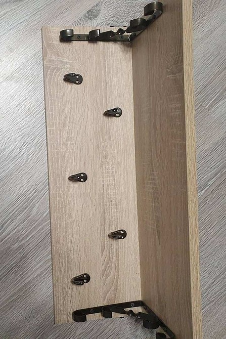 Gotowy, ręcznie robiony wieszak ścienny DIY w stylu rustykalnym.