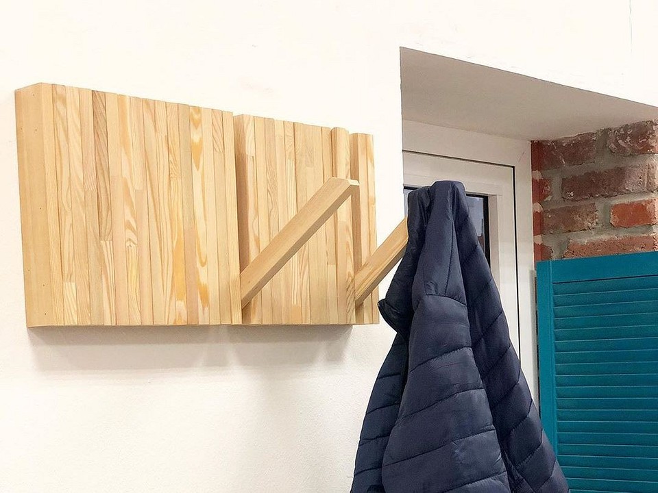 Rustykalny design wieszaka Elementy designu drewnianego wieszaka do przedpokoju: detale, wykończenia i rustykalne akcenty