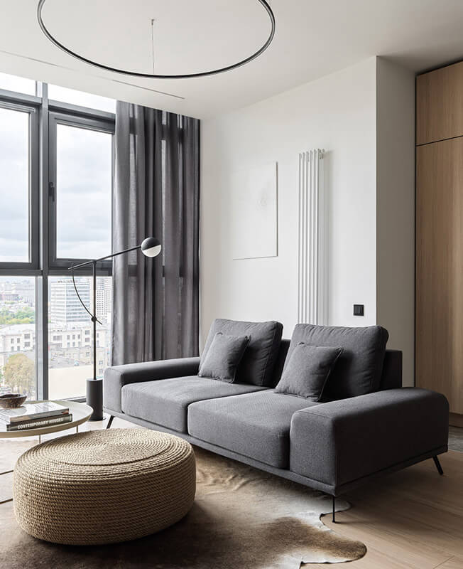 Jasny i przestronny salon przygotowany do sprzedaży mieszkania, przyciągający wzrok.