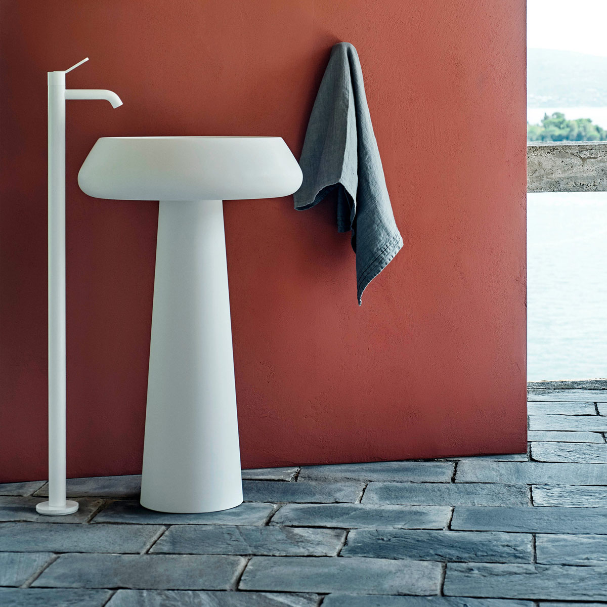 Umywalka z szafką do przechowywania w łazience w białym kolorze – 2026.