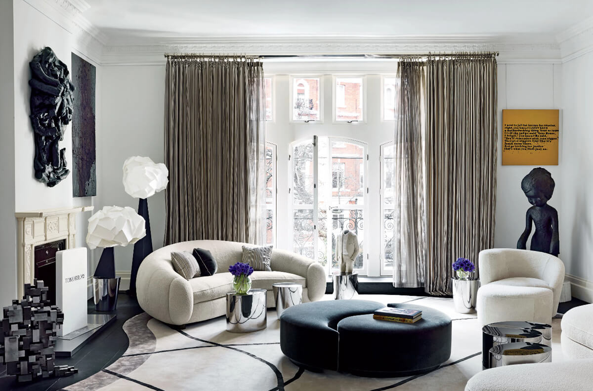 Mała brązowa rzeźba na półce: akcent dekoracyjny w nowoczesnym wnętrzu.