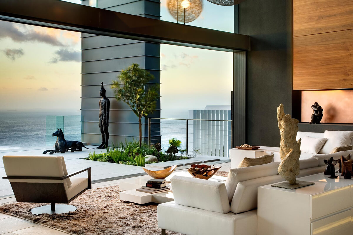 Duży obraz z pejzażem w klasycznym salonie tworzy głębię i atmosferę.