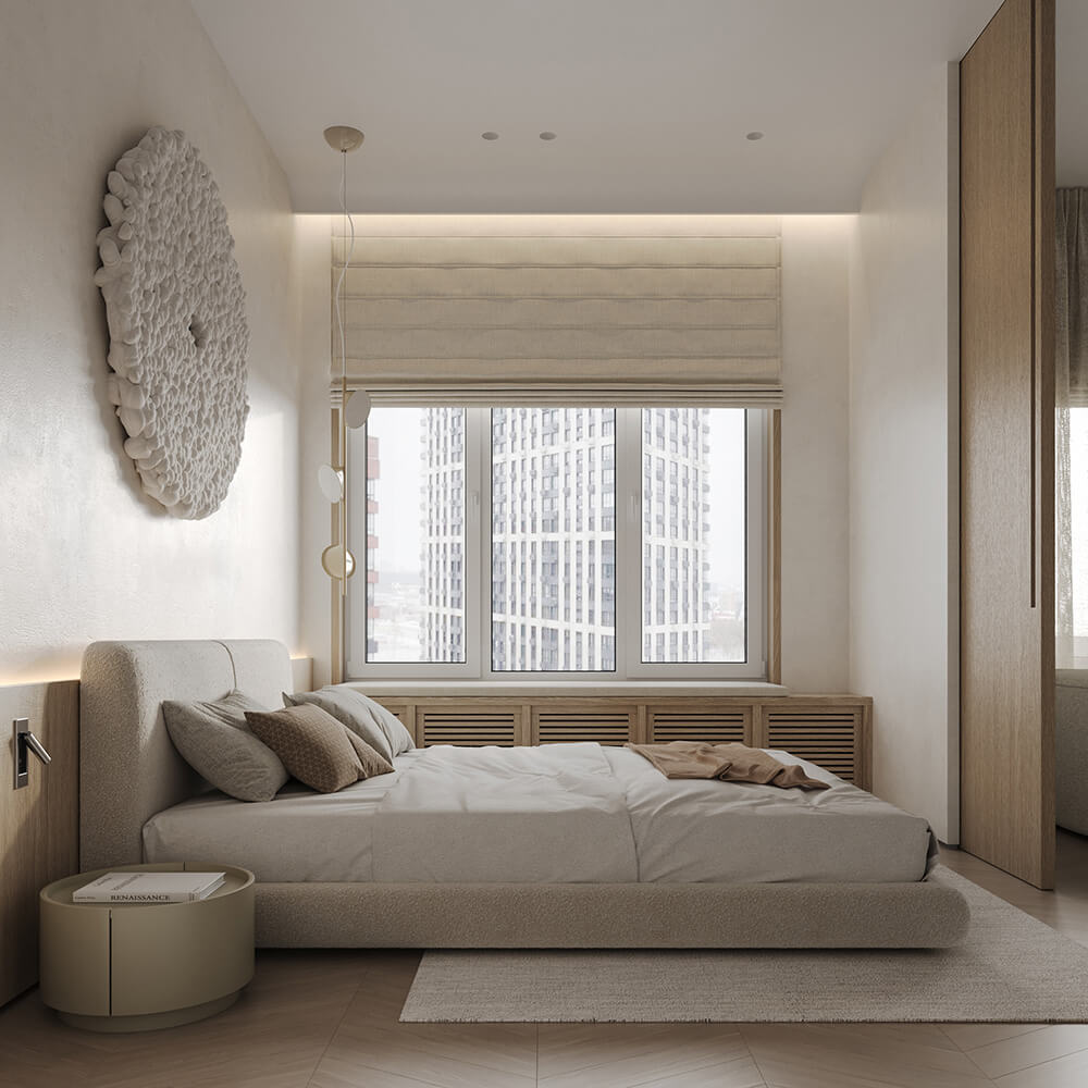 Elegancki kremowy salon z kominkiem, obrazami i dekoracyjnymi poduszkami.