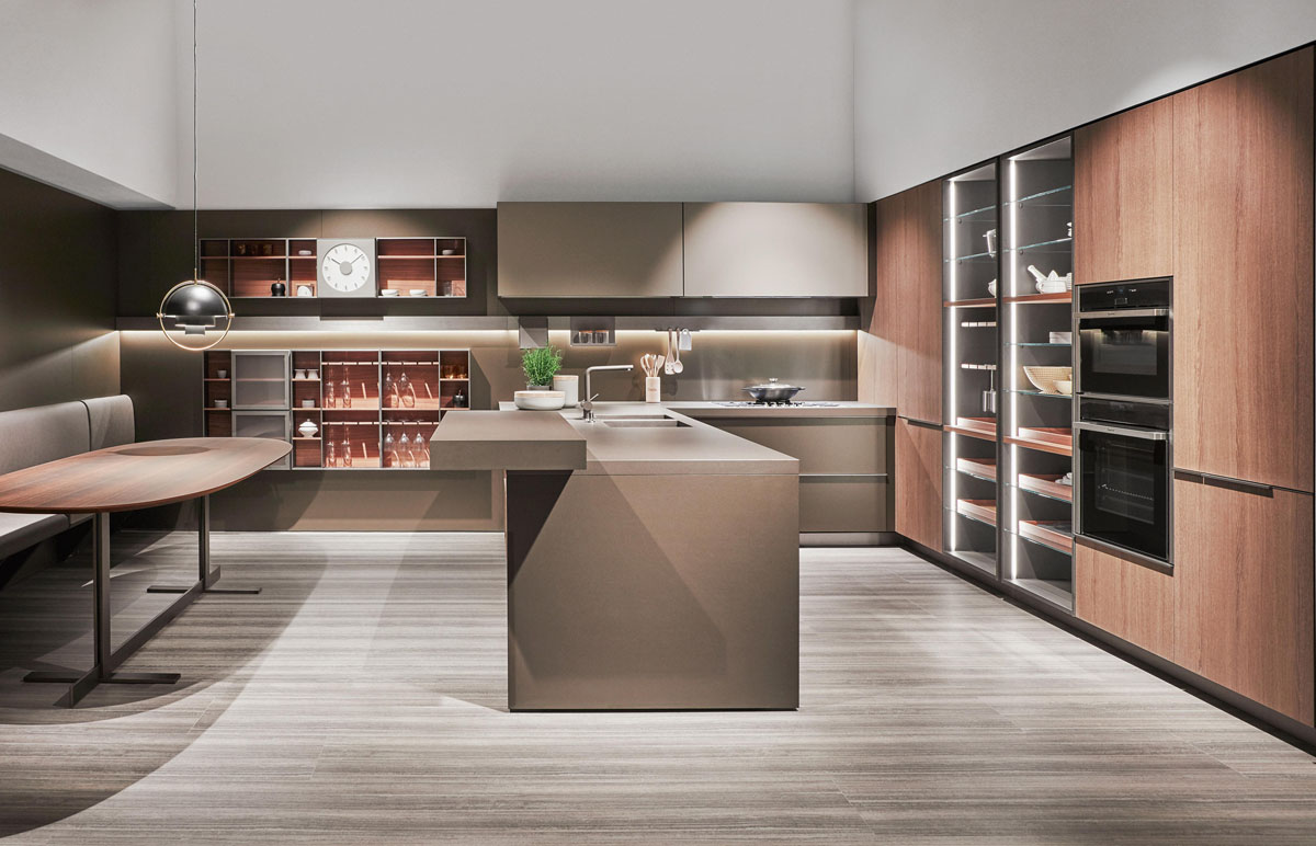 Rośliny na półkach Przytulna kuchnia z półkami udekorowanymi roślinami i dekoracjami.