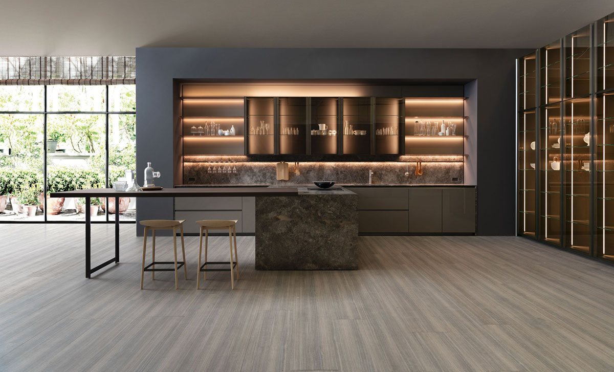 Dekoracje na półkach Kuchnia z otwartymi półkami, z akcentem na piękną zastawę stołową i akcesoria.