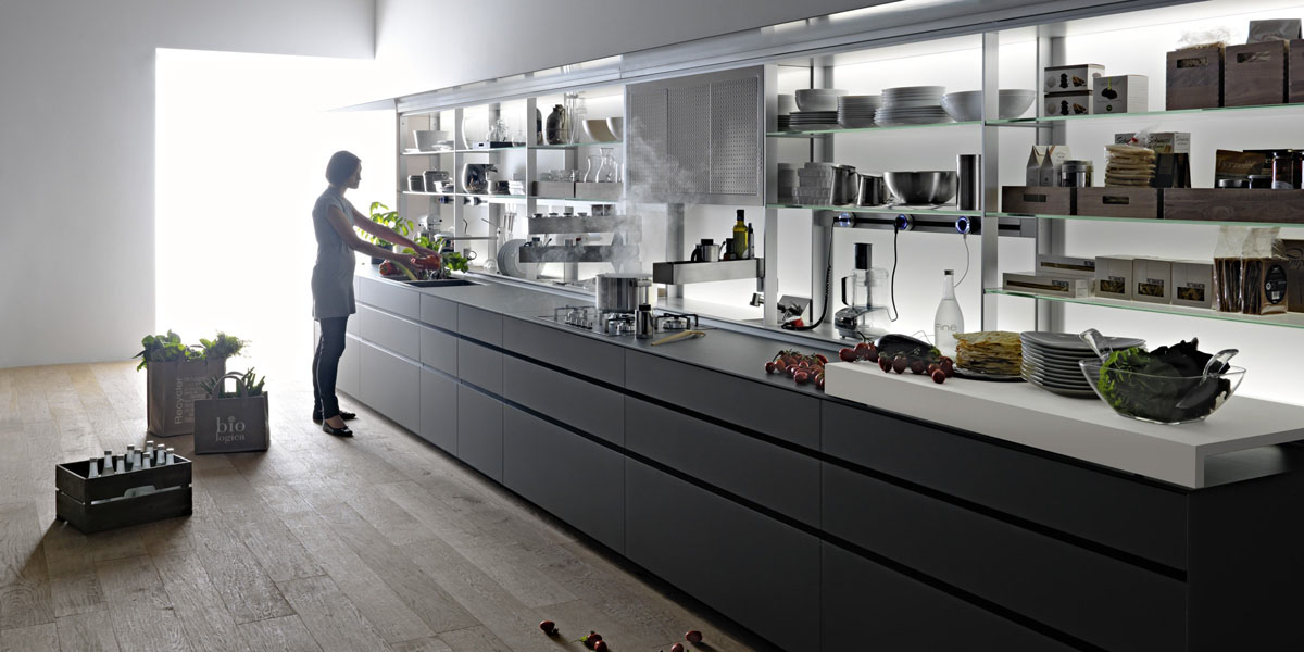 Mała kuchnia: otwarte półki Otwarte przechowywanie w kuchni: idealne rozwiązanie do małej przestrzeni.