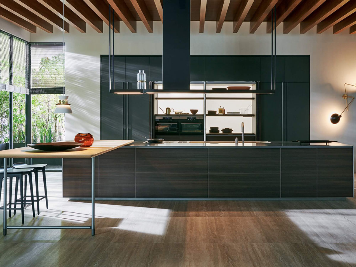 Drewniane półki w kuchni Nowoczesna kuchnia z drewnianymi półkami: stylowa zastawa i elementy dekoracyjne.