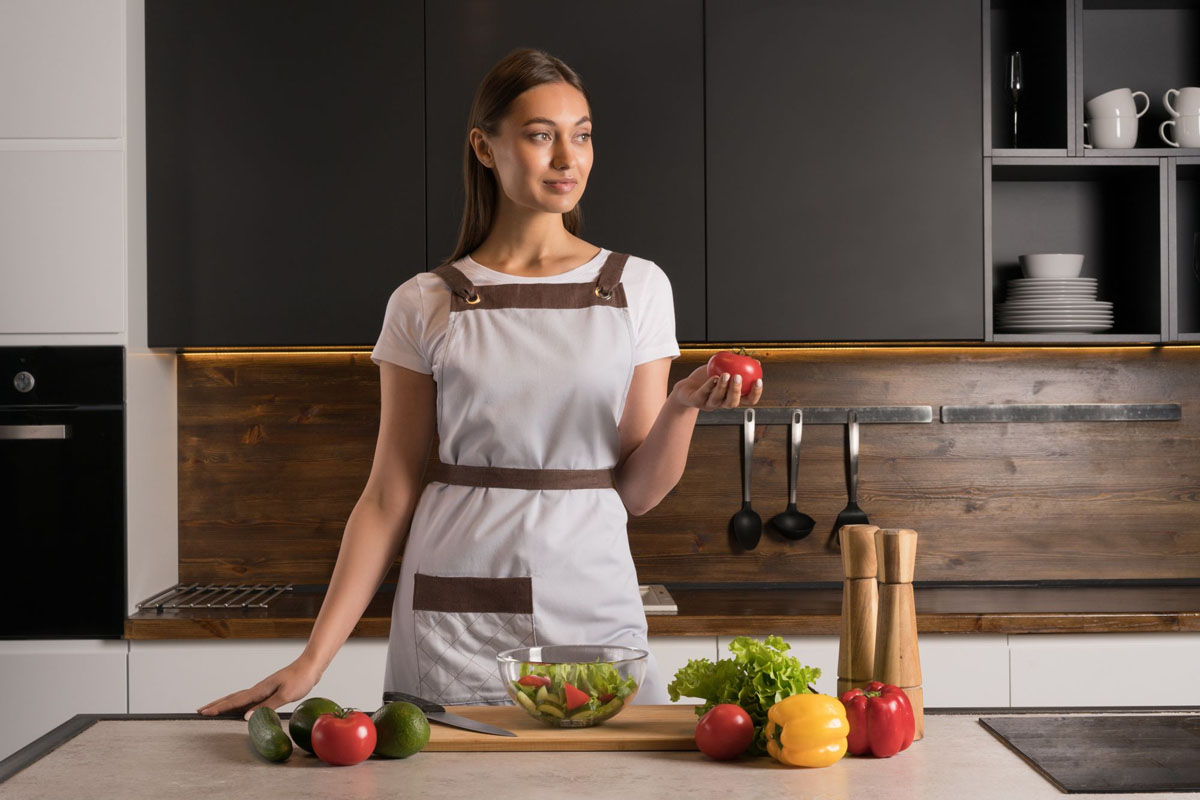 Biały fartuch kuchenny z płytek w nowoczesnej, stylowej kuchni 2026