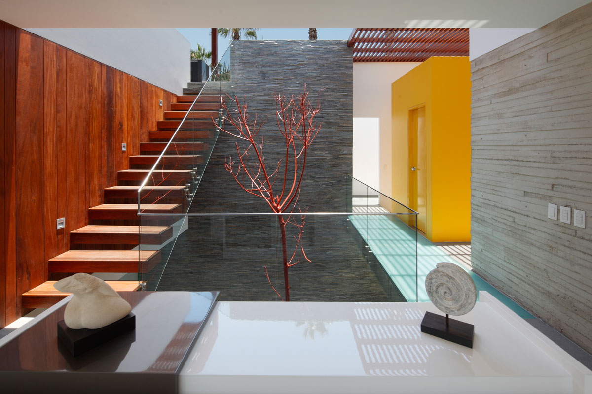 Metalowe schody z eleganckimi poręczami w nowoczesnym domu w stylu loft