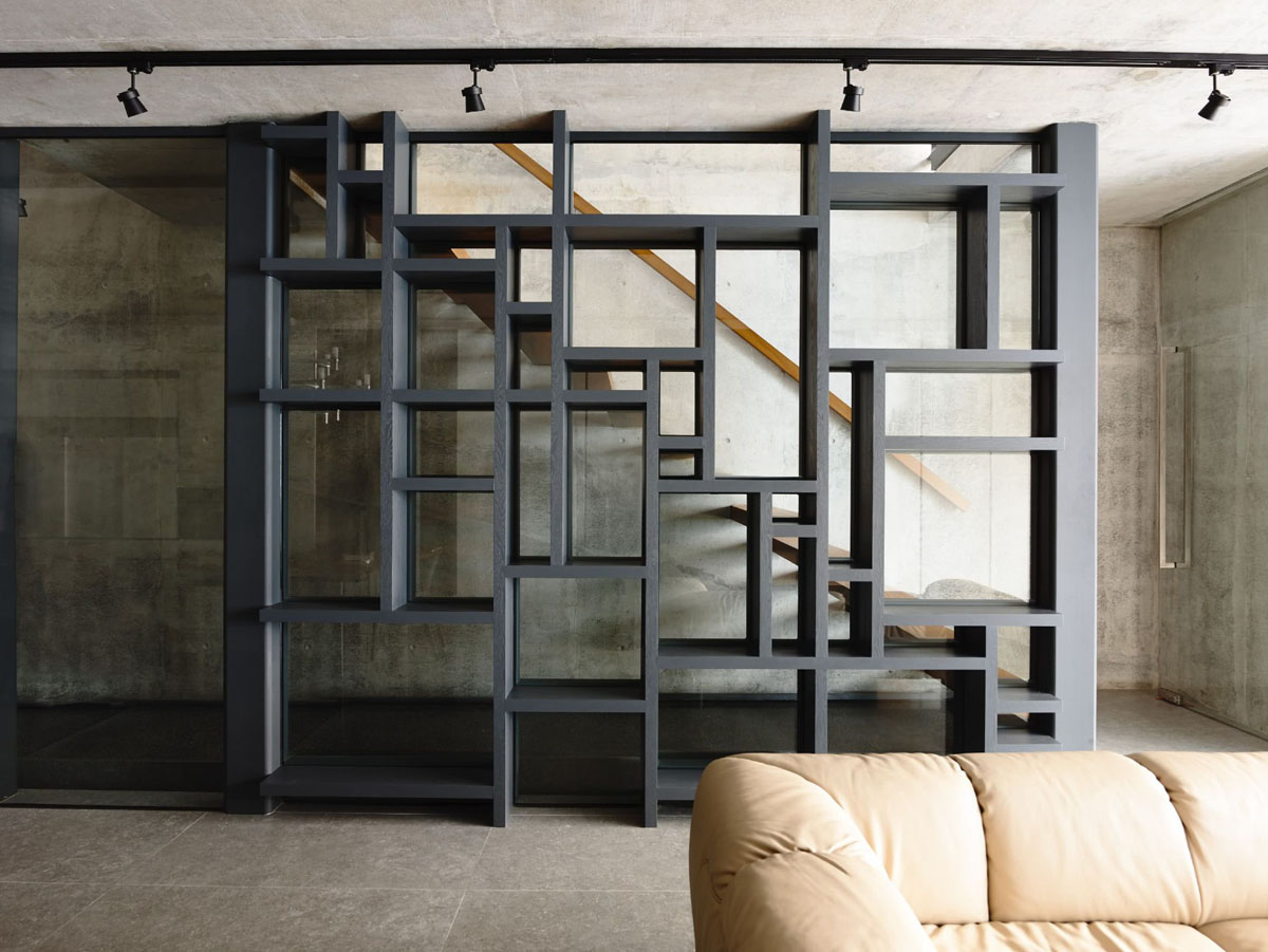 Metalowe wazony i dekoracje dodają blasku i wyrafinowania do wnętrza 2026