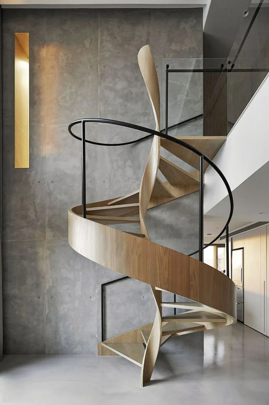 Dekoracyjne metalowe elementy na ścianach tworzą unikalny akcent w minimalistycznym wnętrzu