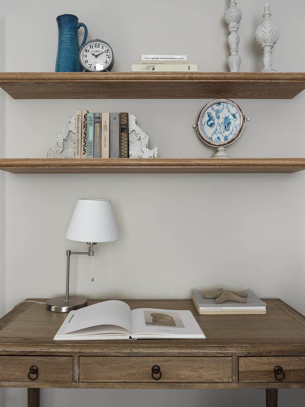 Przytulny kącik w stylu marynistycznym z naturalnych materiałów w małym mieszkaniu.