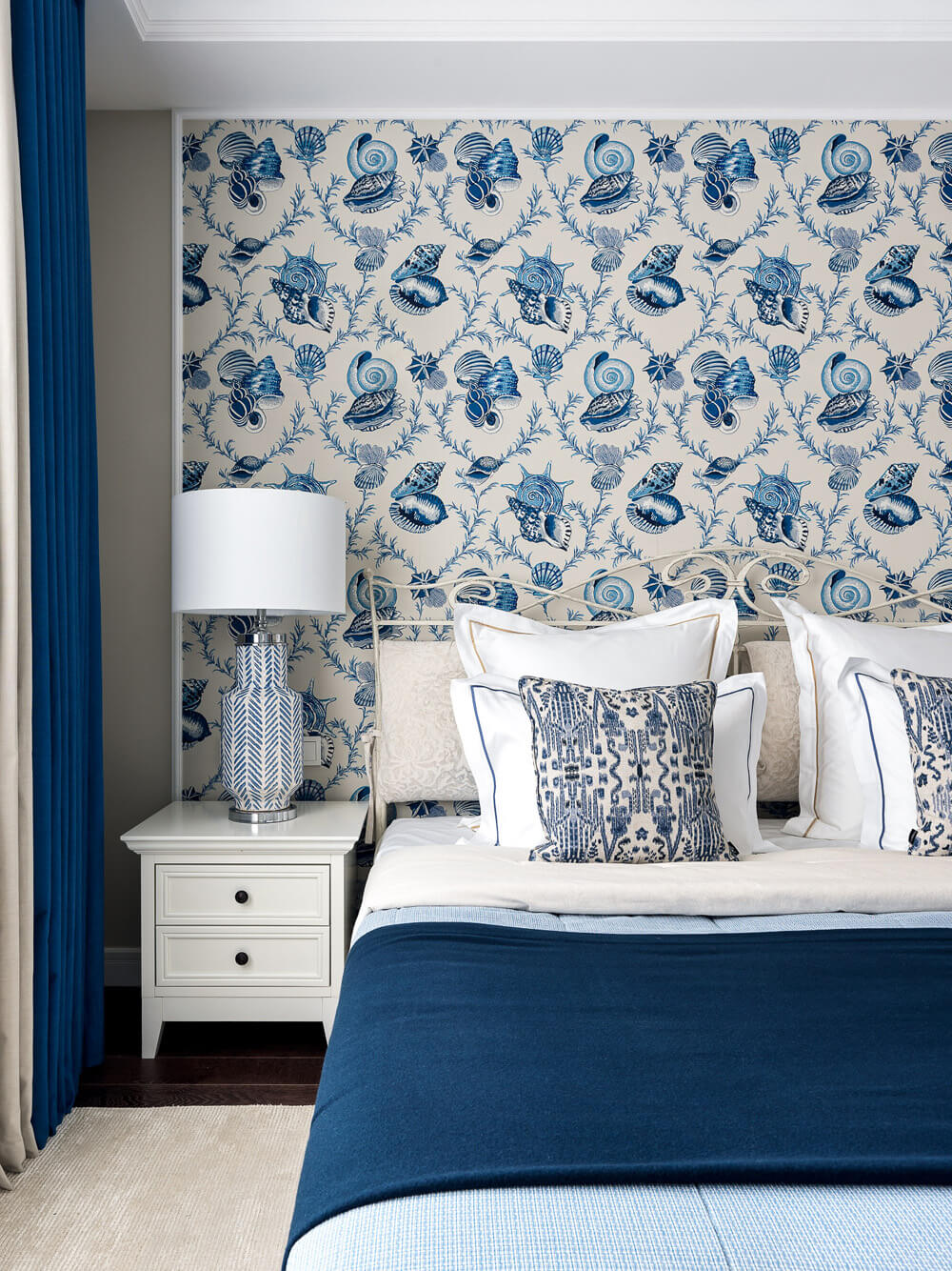 Stylowe wnętrze w stylu marynistycznym: połączenie bieli, błękitu i drewna.