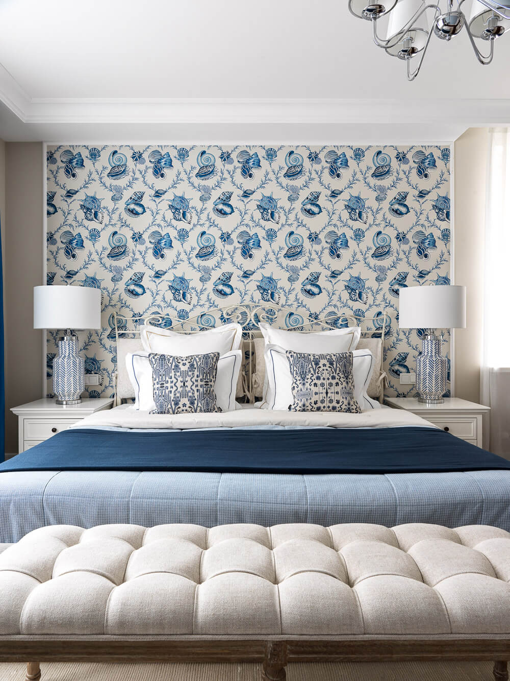 Inspiracja dla salonu w stylu marynistycznym z motywami morskimi i dekoracjami z liny.