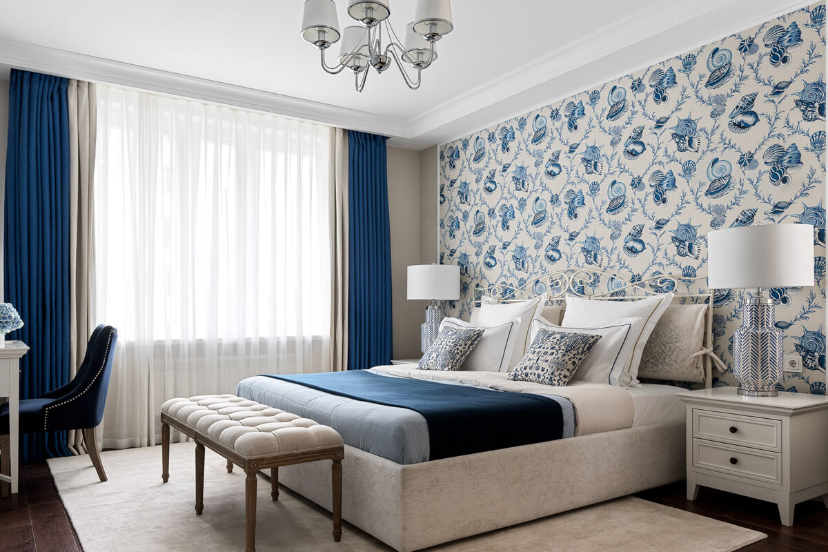 Salon w stylu marynistycznym: biało-niebieski pokój z drewnianymi akcentami i linami.