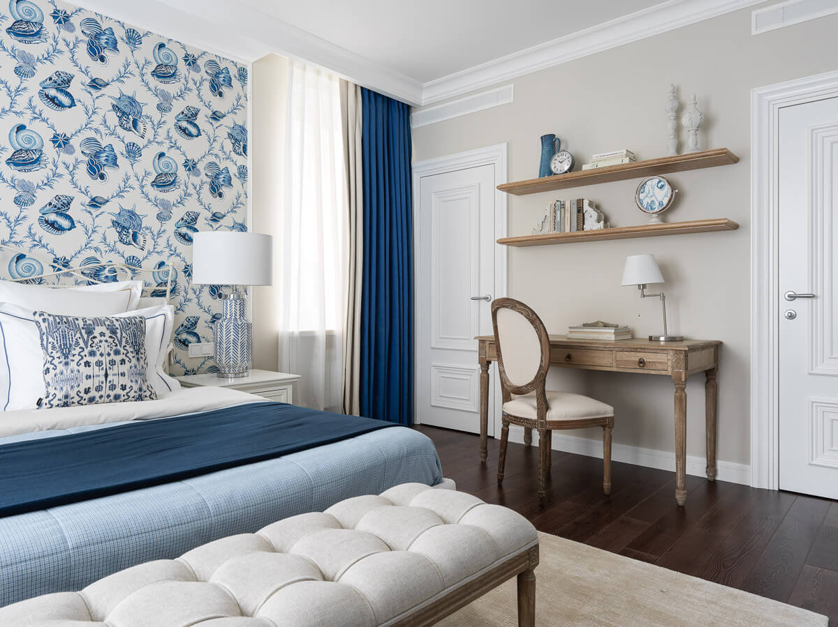Inspirujący salon w stylu marynistycznym: jasny pokój z niebieskimi meblami i dekoracjami.