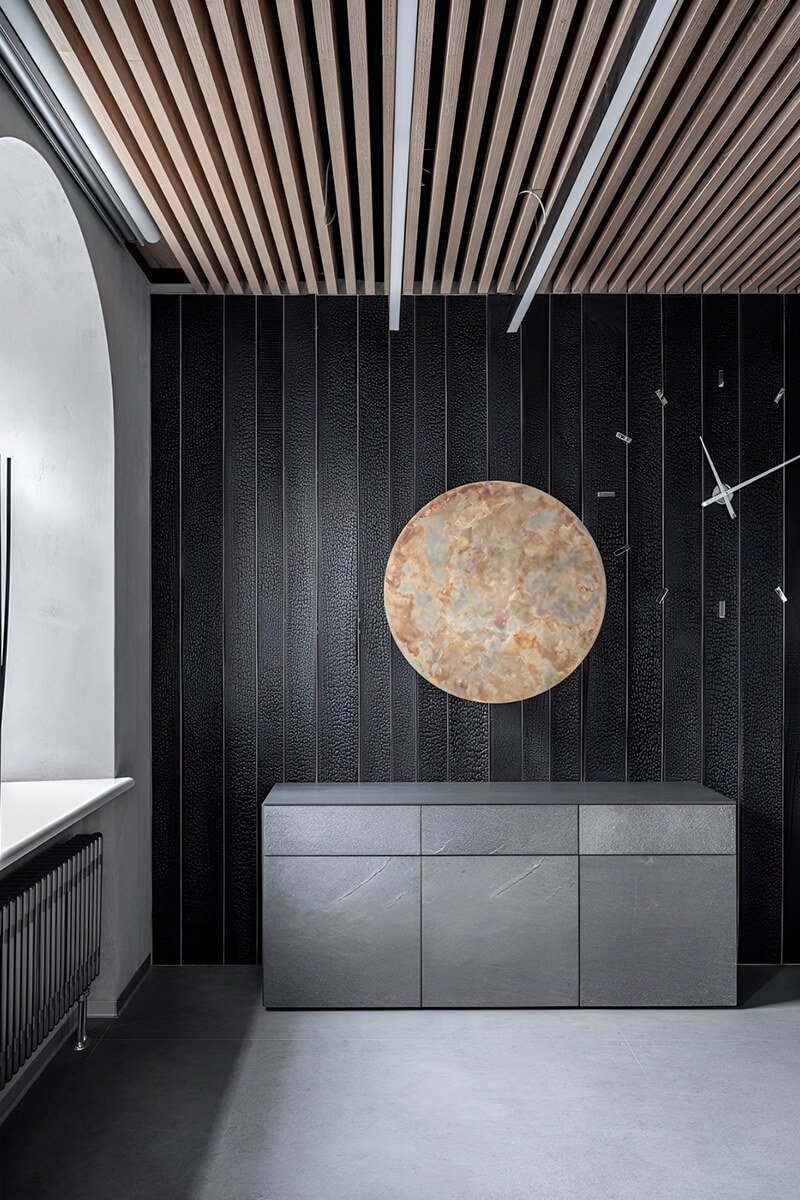 Detal z charakterem Konsola, lustro i dekoracje z opalanego drewna: elementy designu