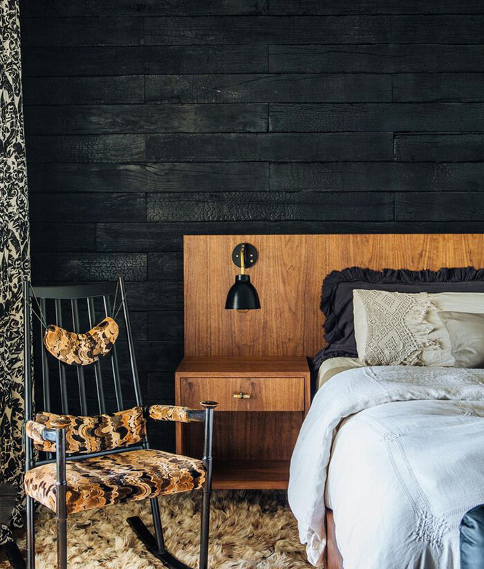 Drewniana tekstura Wyjątkowa tekstura opalanego drewna we wnętrzu: detale i wzory