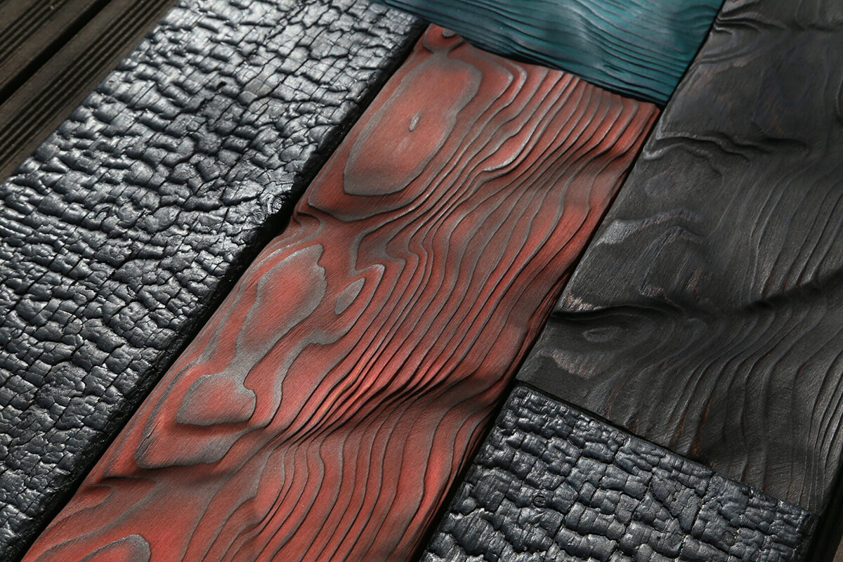 Drewno przy kominku Kominek i elementy dekoracyjne z opalanego drewna w salonie