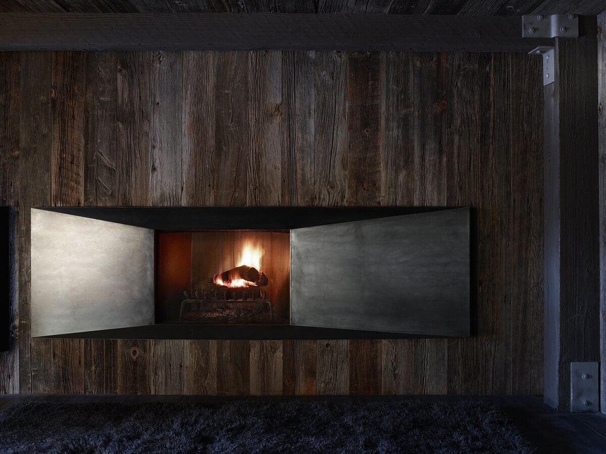 Salon z drewnem Ściana i dekoracje z opalanego drewna: nowoczesny akcent w salonie