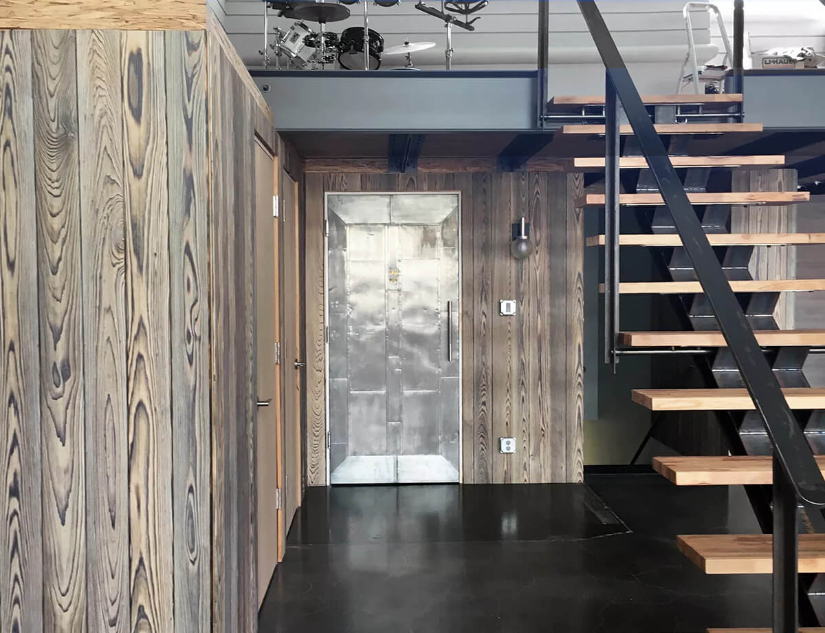 Drewno w sypialni Szafka nocna z opalanego drewna w sypialni: naturalny akcent