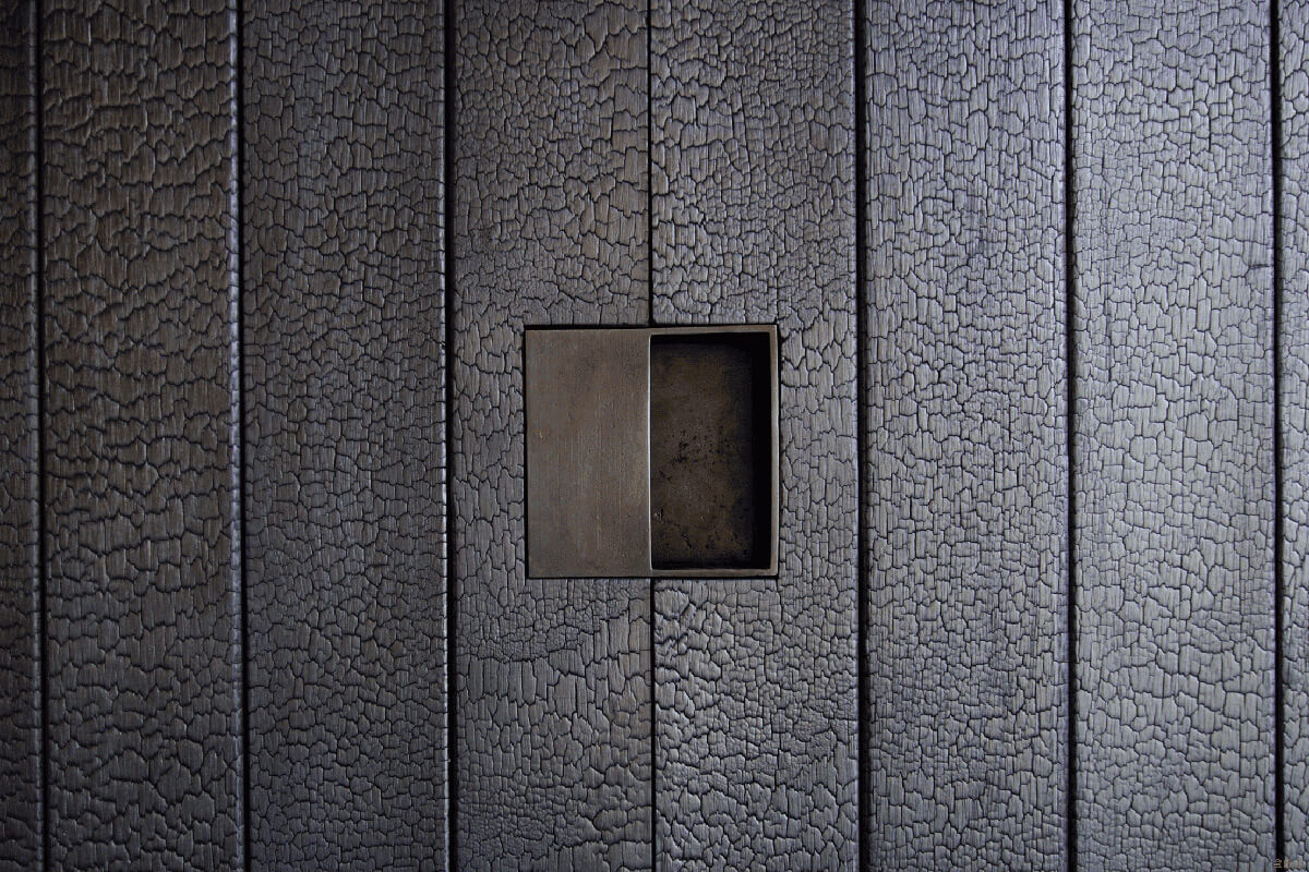 Opalane drewno: Tekstura Ściana z opalanego drewna w nowoczesnym wnętrzu: tekstura i charakter