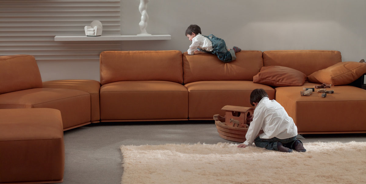 Sofa euroknik Mechanizm transformacji sofy 'euroknik', pokazujący prostotę rozkładania do stworzenia komfortowego miejsca do spania w domu.