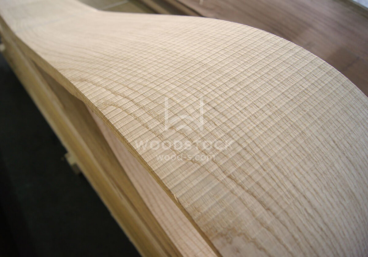 Elegancki salon z ciemnymi meblami dębowymi, emanujący luksusem i wyrafinowaniem.