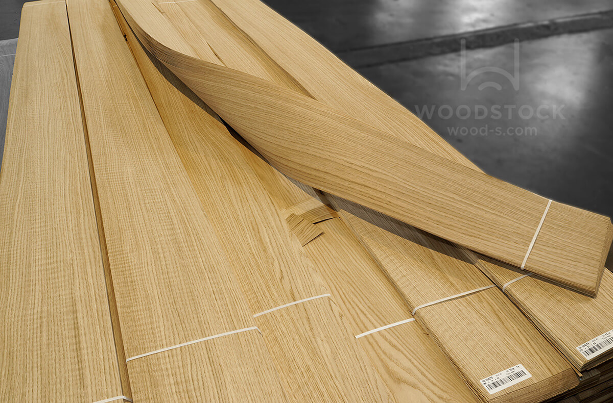 Stolik kawowy z dębu we wnętrzu salonu, akcentujący naturalny charakter drewna.