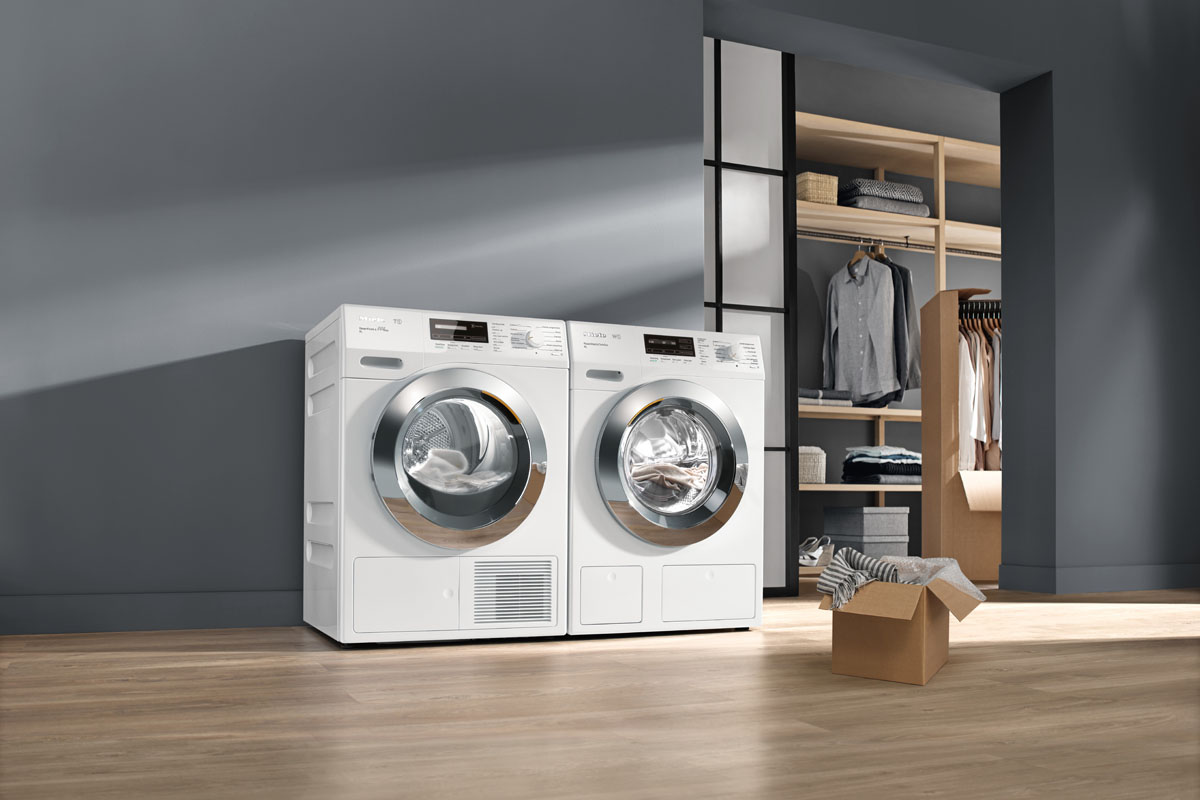 Funkcjonalna pralnia Aranżacja pralni w mieszkaniu z pralką i suszarką. Idealne przechowywanie prania.