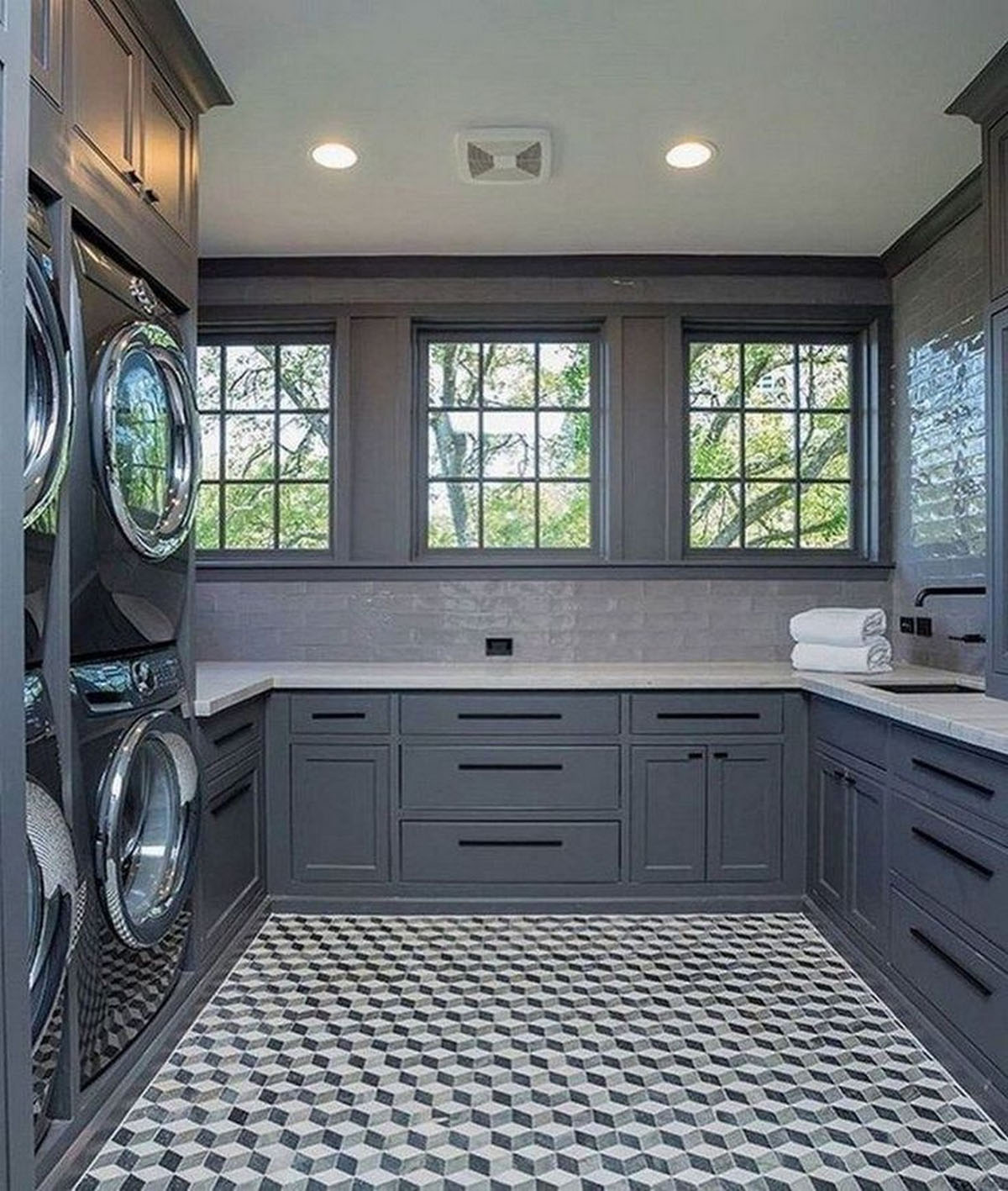 Praktyczna pralnia Elegancka pralnia z deską do prasowania i półkami na środki czystości. Wygoda w domu.