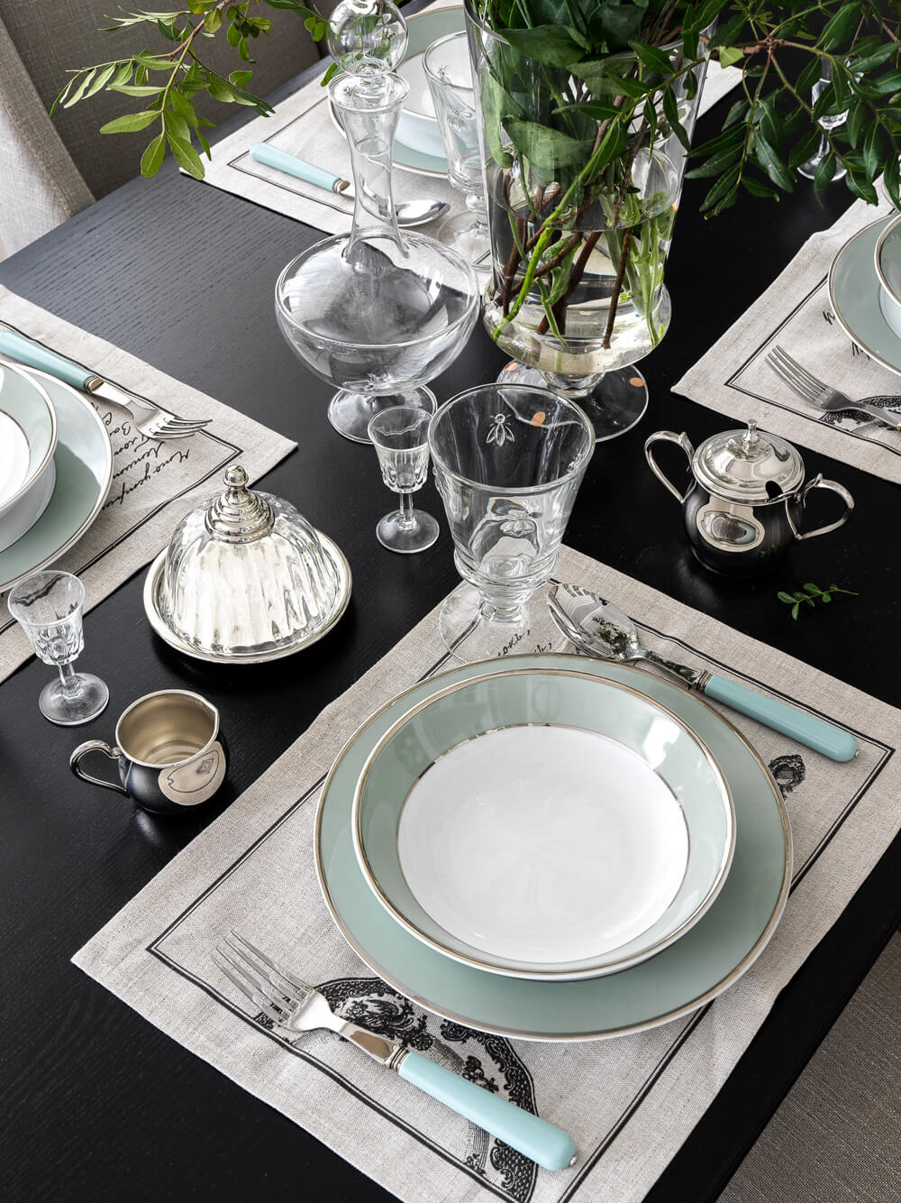 Łazienka: nowoczesność 2026 Szaro-niebieska łazienka z białą armaturą i chromowanymi detalami: nowoczesny design 2026