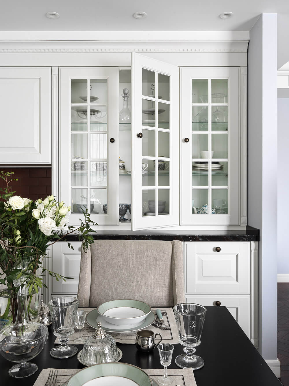 Salon: Harmonia 2026 Salon w szaro-niebieskich kolorach z dużą sofą i roślinami: harmonia i spokój w Twoim domu 2026