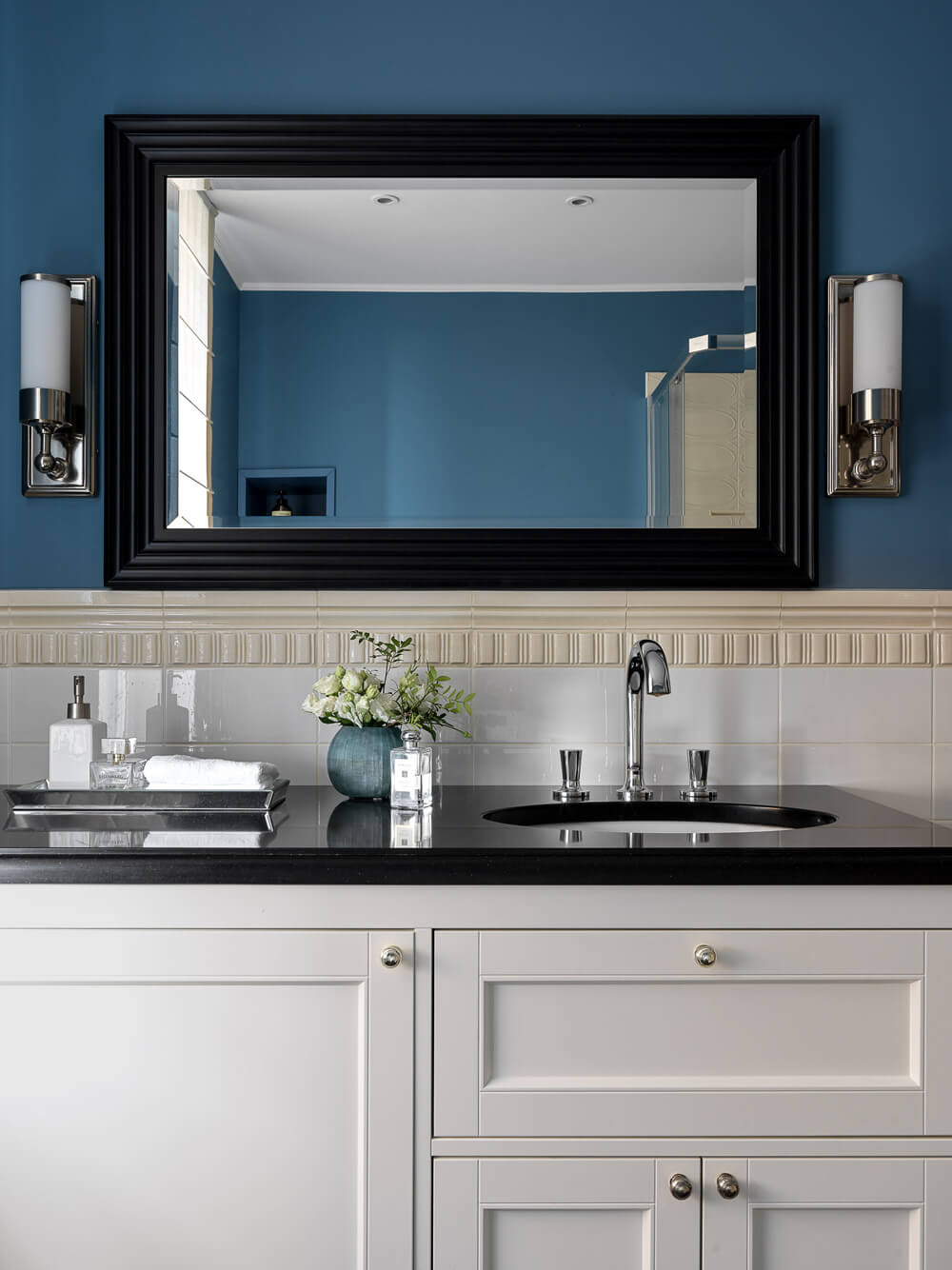 Minimalizm szaro-niebieski Minimalistyczny salon w szaro-niebieskiej tonacji z dużym oknem i nowoczesnymi meblami.