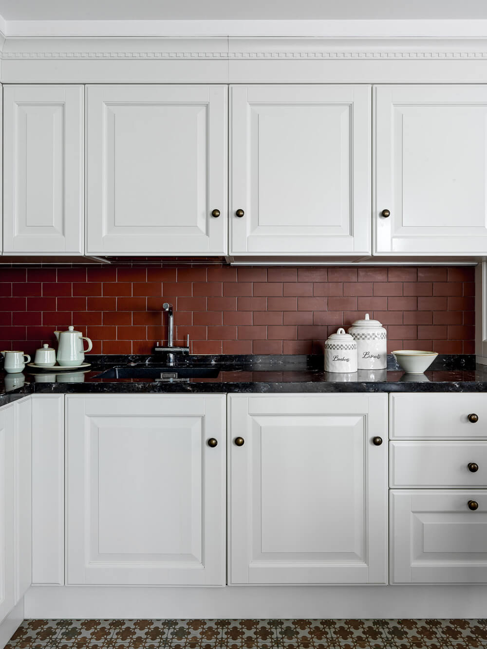 Jadalnia: Elegancja 2026 Elegancka jadalnia w szaro-niebieskiej tonacji z drewnianym stołem i wygodnymi krzesłami: styl 2026