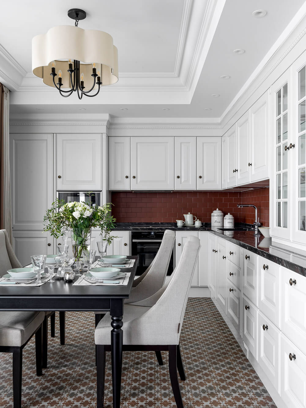 Pokój dziecka: 2026 Pokój dziecięcy w szaro-niebieskich odcieniach z kolorowymi akcentami i zabawkami: minimalizm 2026