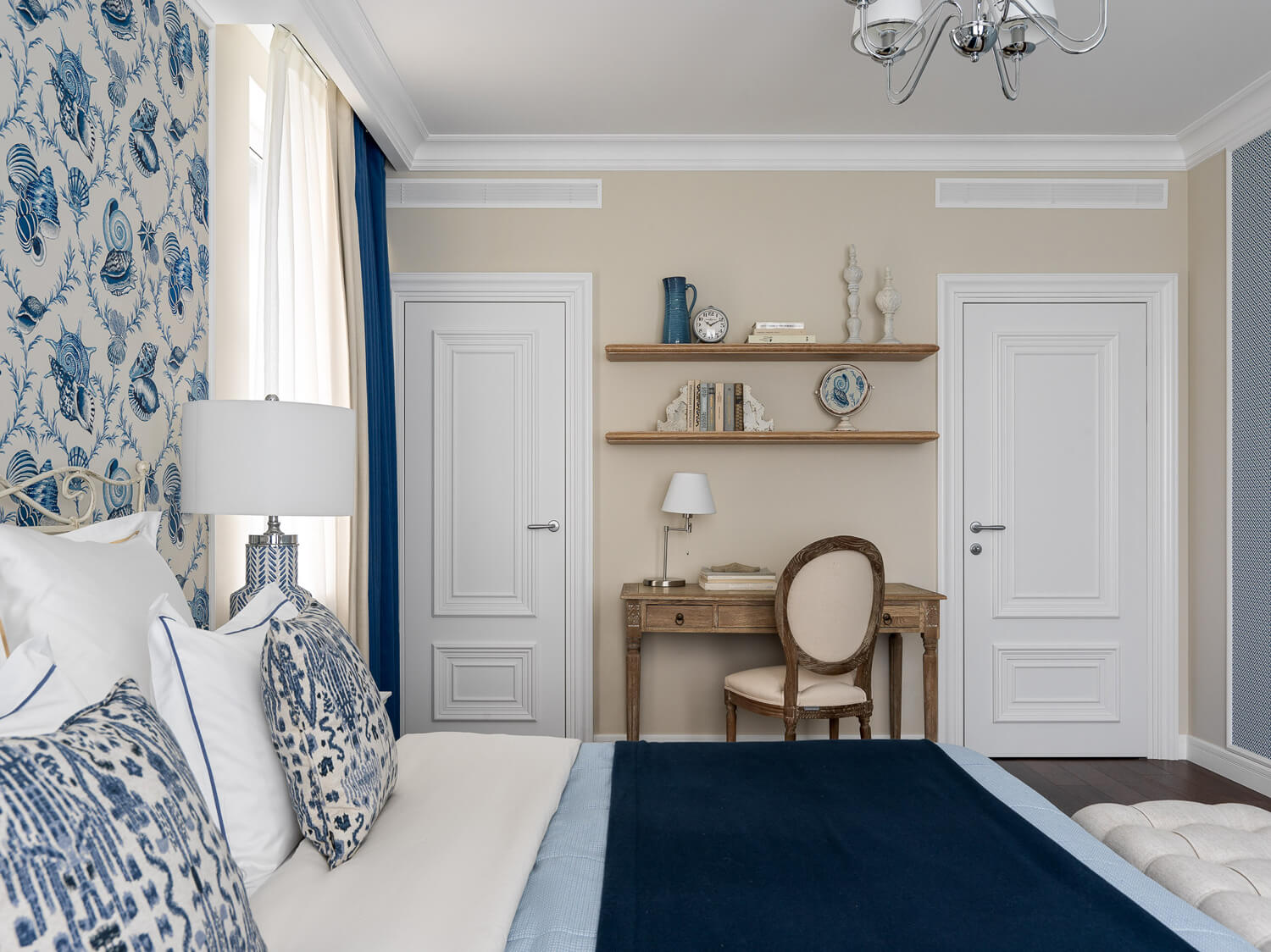 Balkon: Relaks 2026 Szaro-niebieski balkon z meblami z wikliny i widokiem na miasto: idealny relaks w 2026