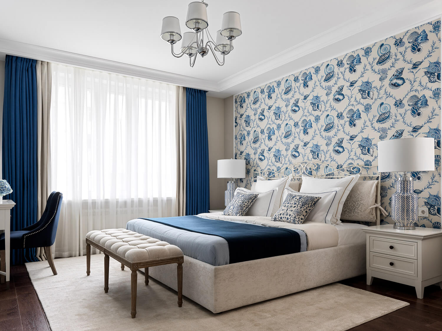 Sypialnia relaks Nowoczesna szaro-niebieska sypialnia z tekstyliami i dekoracjami tworzącymi przytulną przestrzeń.