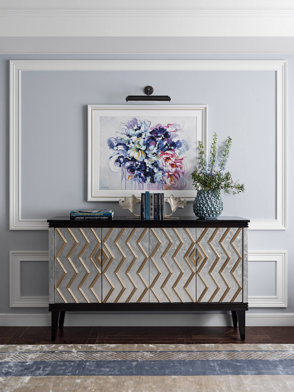 Klasyczna elegancja Klasyczne wnętrze z szaro-niebieskimi akcentami: elegancja i wyrafinowanie w każdym detalu.