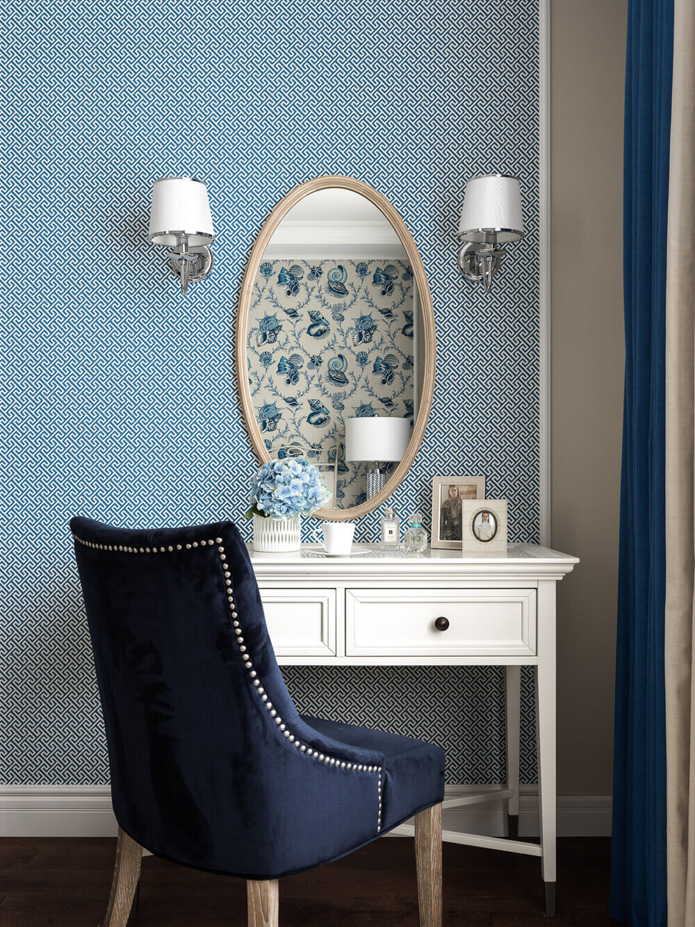 Salon z kominkiem Szaro-niebieski salon z kominkiem: przytulność i elegancja dla Twojego domu.