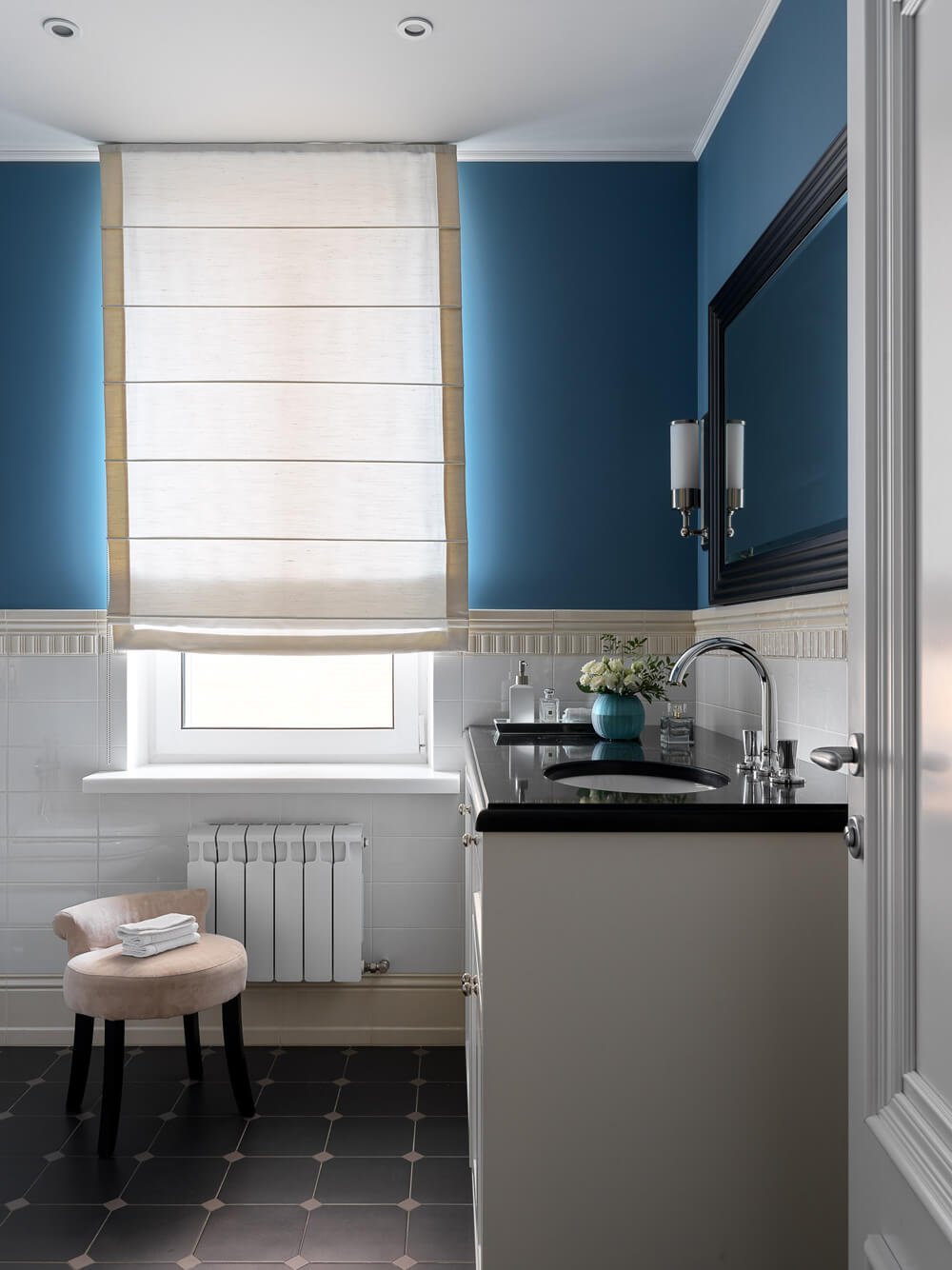 Kuchnia szaro-niebieska Stylowa kuchnia w odcieniach szarości i niebieskiego: nowoczesne szafki i designerski wystrój.