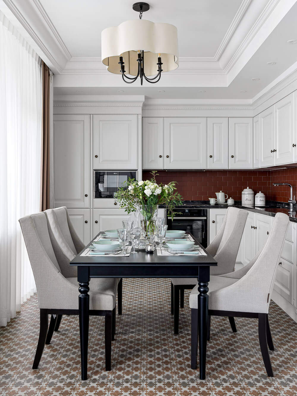 Kuchnia: Loft 2026 Szaro-niebieska kuchnia: nowoczesny design z metalowymi akcentami i drewnianymi elementami w stylu loft 2026