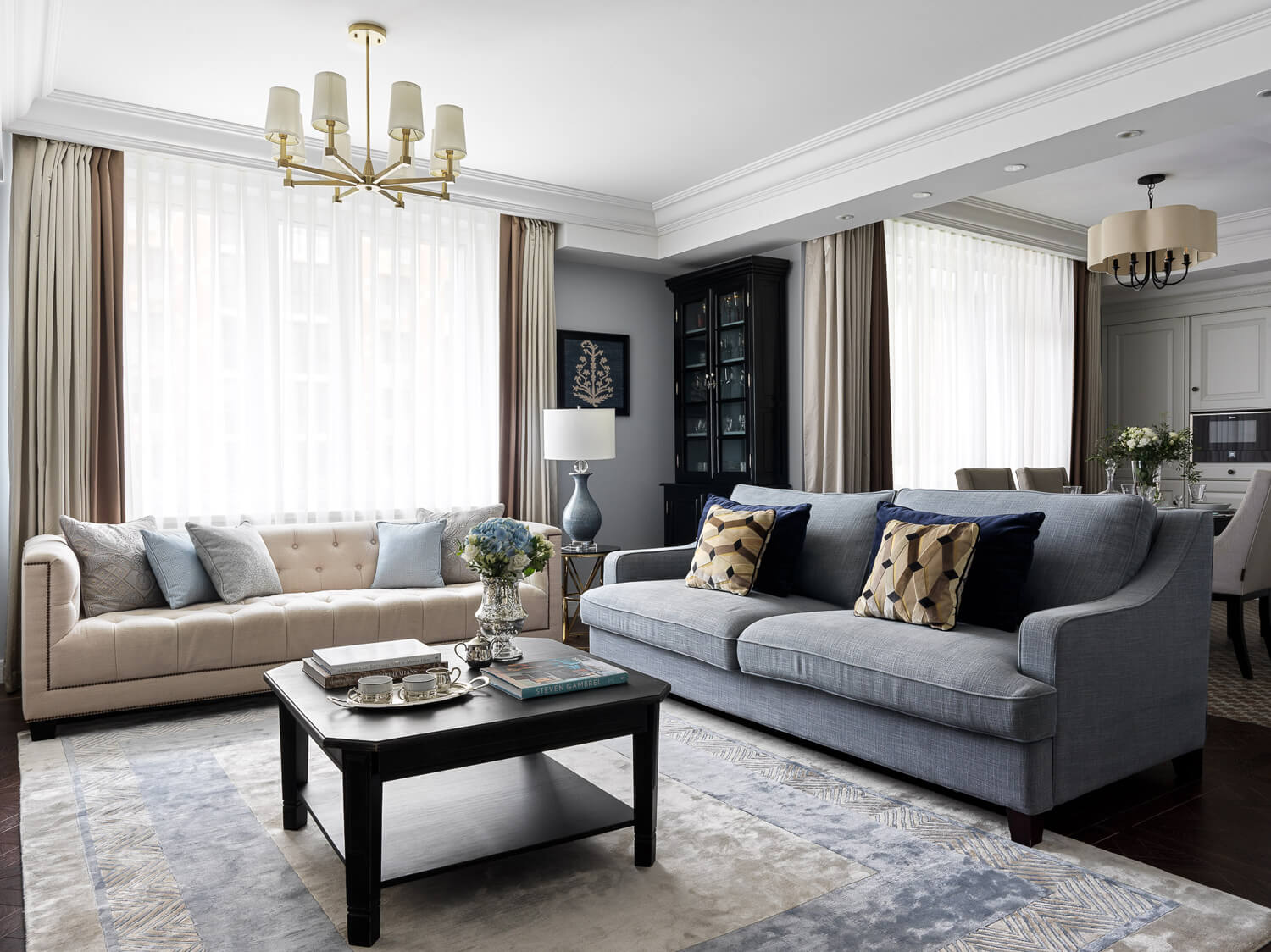 Spokojny salon 2026 Szaro-niebieski salon: harmonia kolorów dla eleganckiego i spokojnego wnętrza w 2026 roku