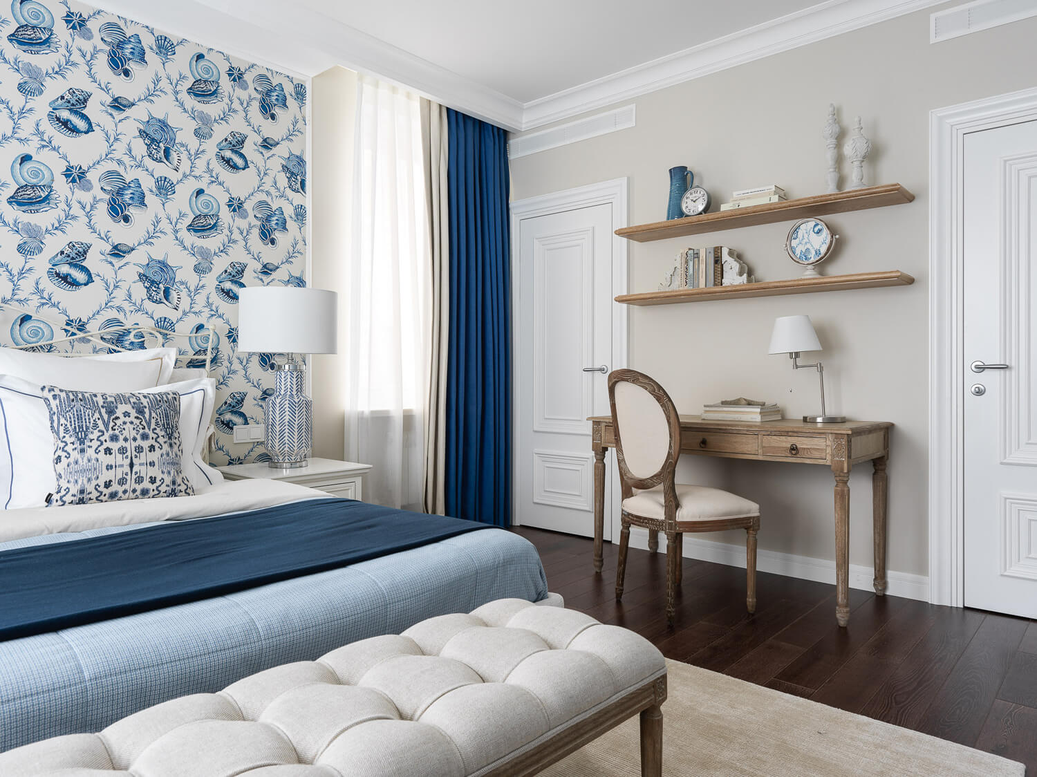 Korytarz: Nowoczesny Stylowy korytarz w szaro-niebieskich tonach z lustrem i minimalistycznym wystrojem: nowoczesność 2026