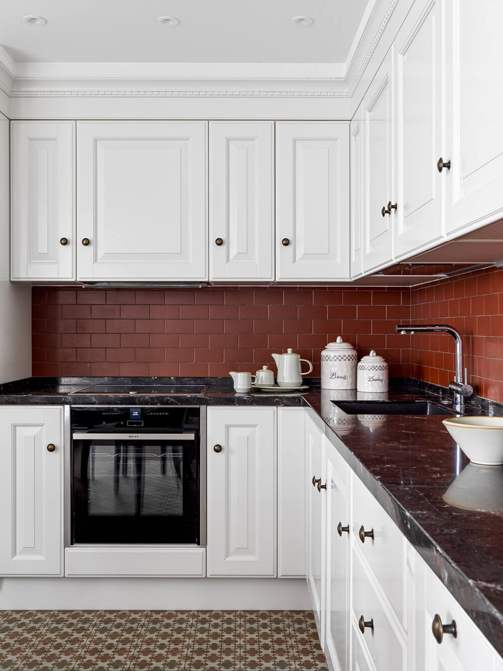 Elegancki Gabinet 2026 Klasyczny szaro-niebieski gabinet z biblioteczką i skórzanym fotelem – elegancja i komfort w 2026