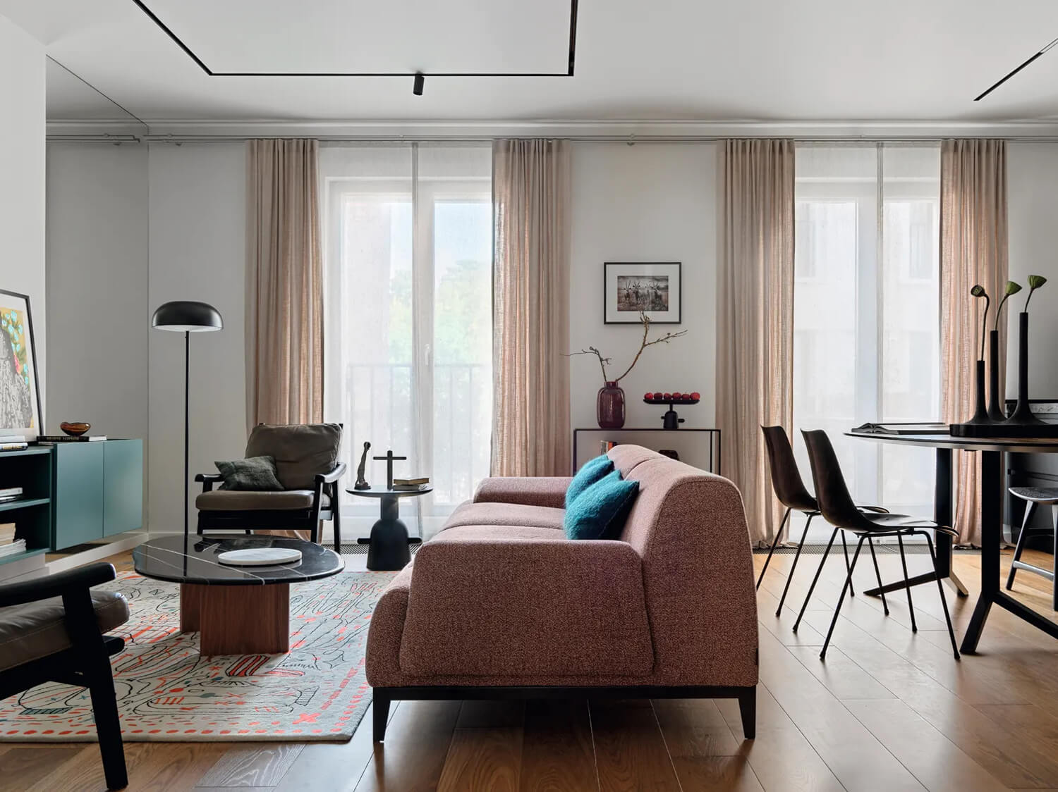 Nowoczesne trendy w designie i podziale przestrzeni dwupokojowego mieszkania.