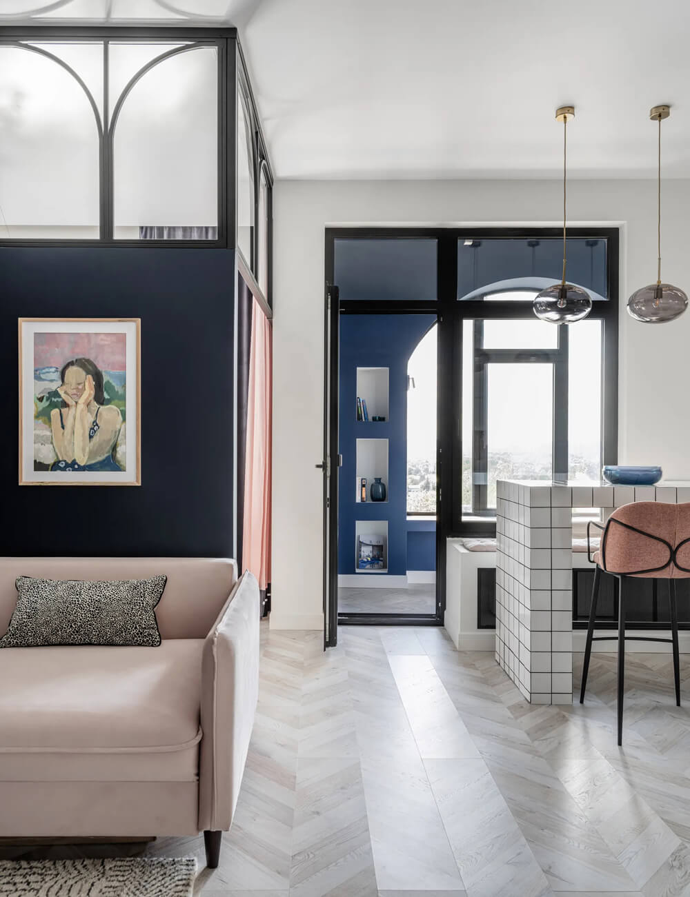 Elegancki design dwupokojowego mieszkania: jasny salon z akcentem na komfort w 2026